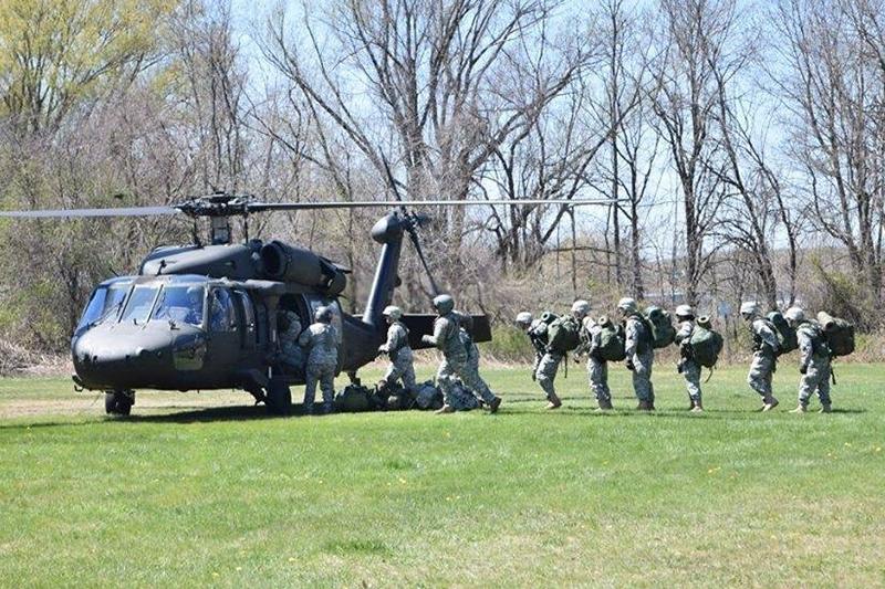 网赌上分平台ROTC项目的学生进入直升机.